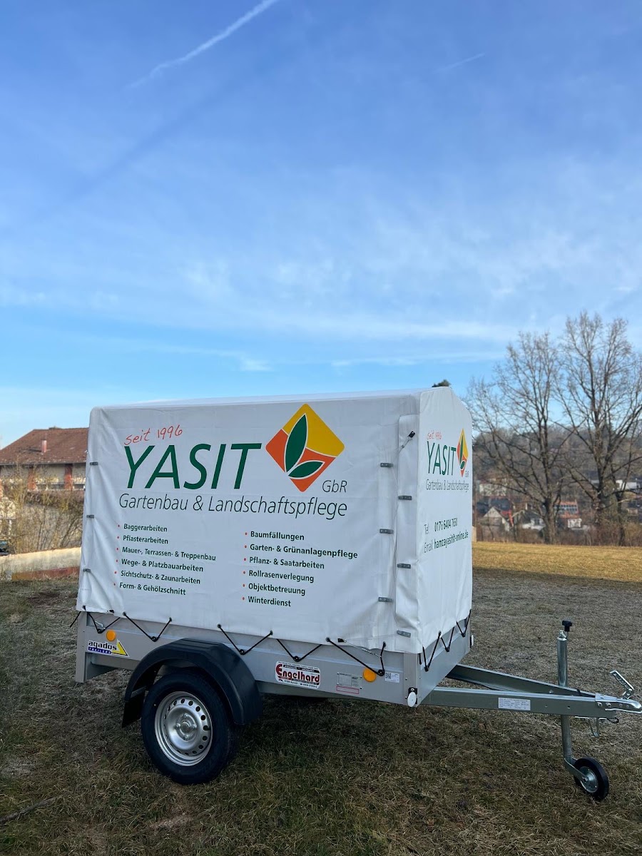 Firmenanhänger mit dem Logo von YASIT Gartenbau und Landschaftspflege