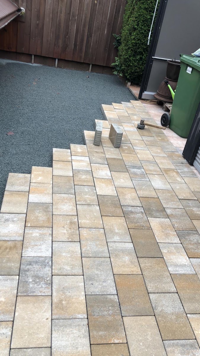 Gepflasterte Treppe mit Podest in Sandsteintönen