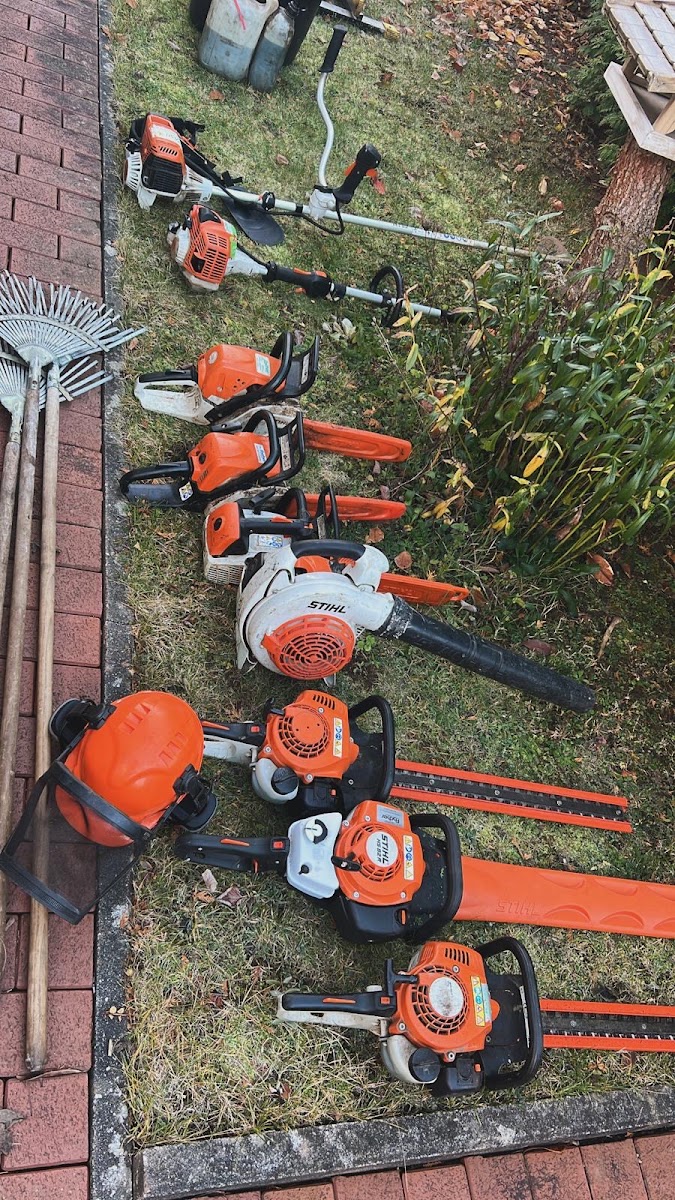 Ausgelegter Maschinenpark mit Heckenscheren und Freischneidern